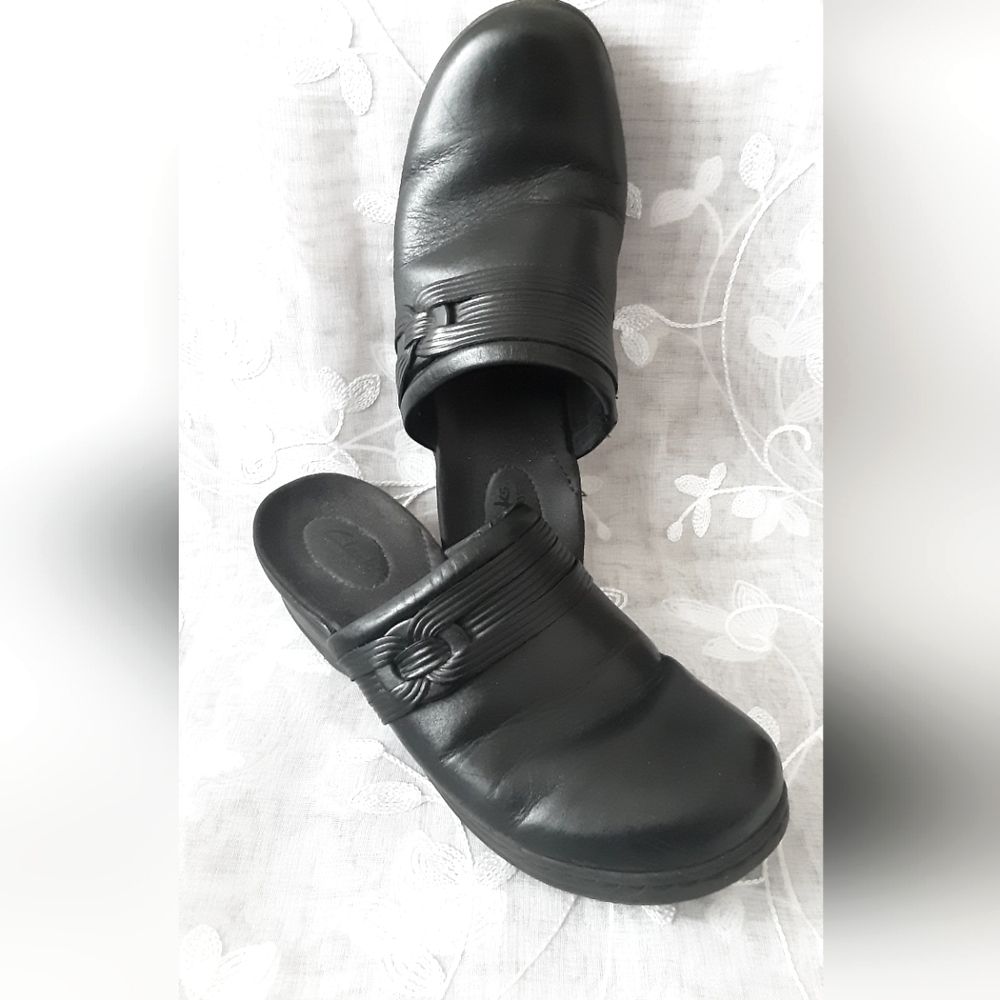 Clarks black leather Mules Shoes